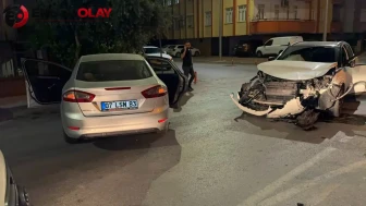 Manavgat'ta 2 otomobil çarpıştı : 4 kişi yaralandı