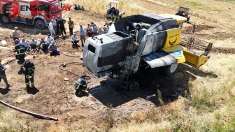 Adıyaman Kahta'da hasat sırasında yangın çıkan biçerdöver kullanılamaz hale geldi