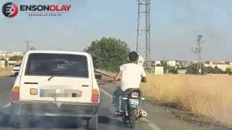 Şanlıurfa'da motosiklet sürücüsü otomobilin kemerine tutunarak ilerledi