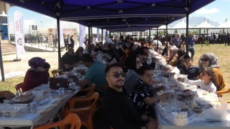 Van Gölü kıyısında gastronomi şöleni: Dünya Kahvaltı Günü’nde barış sofrası kuruldu