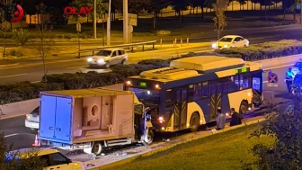 Ankara Keçiören'de Kamyonet, EGO Otobüsüne Arkadan Çarptı; Yaralılar Var