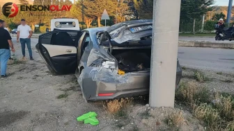 Isparta Sav Yolu'nda Meydana Gelen Kaza Sonucu Otomobil Takla Attı, Direğe Çarptı ve 2 Kişi Yaralandı