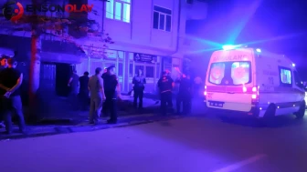 Eşi eve almayınca çatıdan sarktı! İtfaiye şişme yatağı açamadan üçüncü kattan düşen genç adam ağır yaralandı