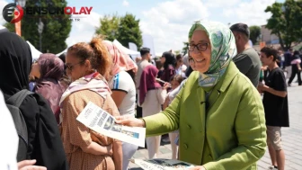 Ayasofya Meydanı'nda Gerçekleşen Özel Etkinlikte Vatandaşlara Özgün Gazete Hediye Edildi
