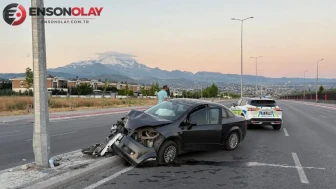 Kayseri'de kaza : Otomobil aydınlatma direğine çarptı
