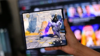 Samsung, katlanabilir ekranlar için geliştirdiği Flex Titanium teknolojisi ile dayanıklılığı arttırıyor