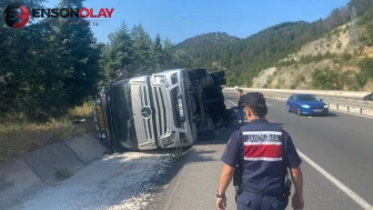 Bilecik’te tır yan yattı : Sürücünün kontrolü kaybetmesi kazaya yol açtı