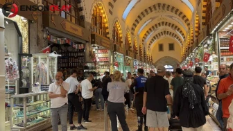 Mısır Çarşısı'nda yangın : 2 kişi dumandan etkilendi