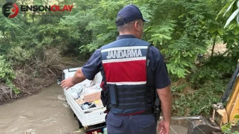 Bilecik'te patlayan boru kamyoneti dere içinde mahsur bıraktı