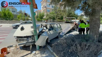 Karaman'da araç sürücüsü, direksiyon hakimiyetini kaybederek trafik lambasına çarptı: Sürücü yaralandı