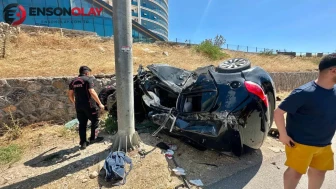 Kahramanmaraş'ta kontrolden çıkan otomobil KGYS direğine çarptı : 2 kişi ağır yaralı