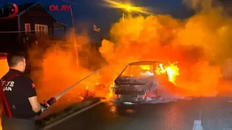 Keşan'da seyir halindeki otomobil alev alev yandı