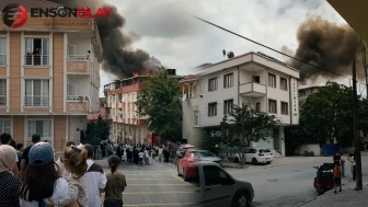 Çatıdaki tüp patladı, bina alev alev yandı
