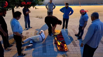 Kaza geçiren yaralıya doktor acil servis duvarından atlayarak müdahale etti