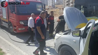 Siirt'te seyir halindeki araçta yangın paniği