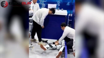 Pekin’de insansı robot uzaktan kumandanın kesilmesiyle kontrolden çıktı: Yeri tekmeledi