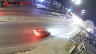Bodrum'da kontrolden çıkan otomobil kamyonete çarpıp AVM otoparkına uçtu