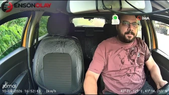 Artvin'de kamyonun sıçrattığı çamurlu su taksiciyi ıslattı