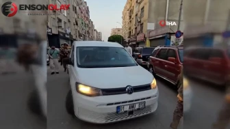 Adana'da polis aracının önüne yatan kalabalık Kuytul çiftinin gözaltına alınmasını engellemeye çalıştı