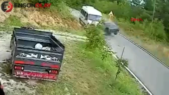 Zonguldak'ta otomobil ile işçi servisinin çarpıştığı kaza kamerada