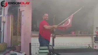 Kocaeli'de ev yangını: Bayrak hassasiyeti takdir topladı