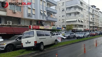 Antalya'da yağmurda kayan kamyonet refüje uçup ışıkta bekleyen araca çarptı, o anlar kamerada