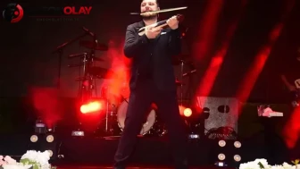 Ekin Uzunlar, Değirmendere'de düzenlenen Fındık ve Kültür Sanat Festivali'nde kemençe eşliğinde unutulmaz bir performans sergiledi