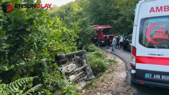Fındık işçilerini taşıyan minibüs ormanlık alana devrildi : 8 yaralı