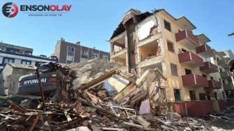 Küçükçekmece'de panik anları : Yıkılan bina, iş makinesinin üzerine devrildi