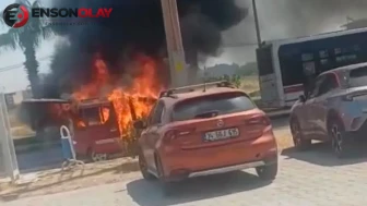 İzmir'de Bir Araç Alev Aldı: Mahallede Patlama Sesleri Yankılandı