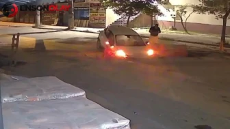Sakarya'da Sürücü, Yoldaki Çukuru Fark Etmeyince Kazı Alanına Uçtu!