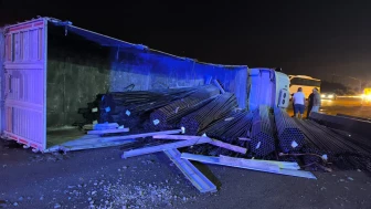 Hatay'da demir yüklü TIR'ın devrilmesi sonucu tonlarca demir yola döküldü