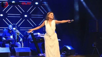 Yüzme bilmiyor ama jet-skiye çıktı ! Yıldız Tilbe’nin hareketleri şaşırttı
