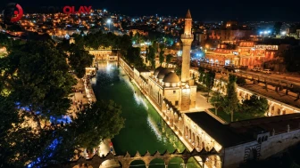 Şanlıurfa'da aşırı sıcaklar nedeniyle Balıklıgöl geceleri tercih edilen bir mekan haline geldi