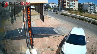 Elazığ'da her hafta kaza olan bulvarda esnaf isyan etti: "Korkudan kapının önüne çıkamıyoruz"