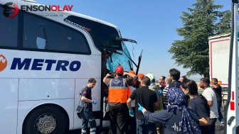 Uşak'ta yolcu otobüsü kamyonu arkadan çarptı : Muavin hayatını kaybetti