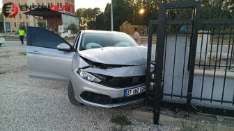 Bilecik'te kontrolden çıkan otomobil binanın kapısına çarptı : 1'i ağır 4 yaralı