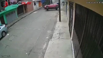 Meksika'da unutulan kamyon kapağı park halindeki aracı metrelerce sürükledi