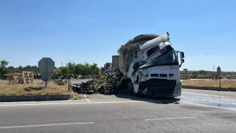 Edirne'de Yolun Trafiğe Kapanmasına Neden Olan Tır Kazası İçin Kurtarma Ekipleri Olay Yerine Sevk Edildi