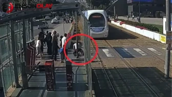 Samsun'da facianın eşiğinden dönüldü ! Tramvayın önüne koşan çocuğu son anda kurtardı