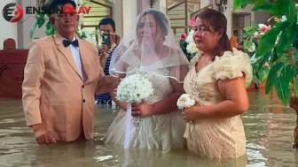 Filipinler'de sel suyunun içinde evlilik töreni gerçekleştirildi