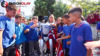 Türkiye'de nüfusa kayıtlı ilk robot! Okulda popüler oldu