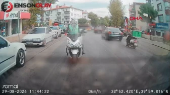 Ankara'da kurye diğer kuryeye el sallarken otomobile çarptı