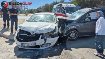 Eskişehir'de hafif ticari araç ile otomobil çarpıştı: 3'ü çocuk 7 yaralı