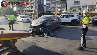 Aydın'da otomobil ile hafif ticari araç çarpıştı : Baba ve 4 yaşındaki oğlu yaralandı