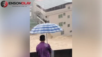 Çin'de sel sularına kapılan üç katlı binanın yıkıldığı anlar kamerada