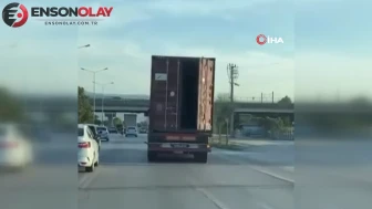 Tırın açık unutulan dorse kapağı trafikte paniğe sebep oldu