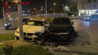 Erzurum'da iki otomobil kavşakta çarpıştı : 2 kişi hastaneye kaldırıldı