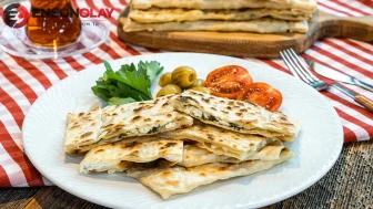 Kahvaltı sofralarının eski şampiyonu gözlemeler yeniden popüler oldu : İşte tarifi