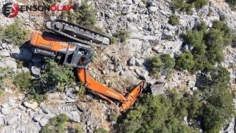 Antalya'da iş makinesi uçurum devrildi : Operatör yaralandı